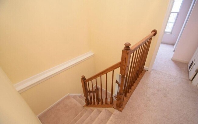 Building Photo - Beautiful Townehome - Lees Hill Community