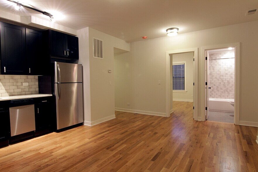 Building Photo - 2225 W Eastwood Ave