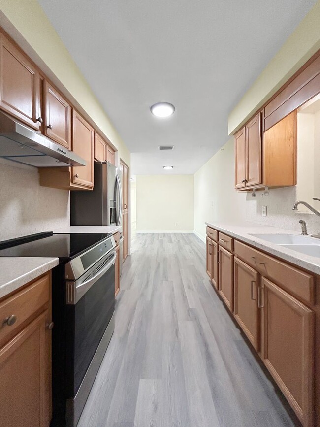 Building Photo - Beautifully Renovated 2BR/2BA with bonus room New Hurricane Windows + Backyard