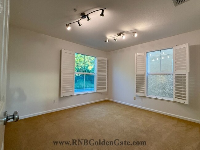 Building Photo - Gorgeous 3 bedroom, 2 and a half bathroom townhome in Hamilton Field for rent!