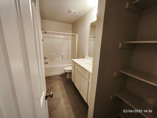 Building Photo - Beautiful 3 Bedroom 2 Bath Home for rent