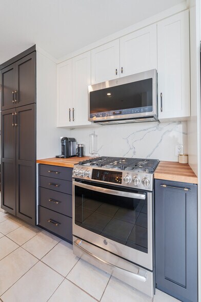 Building Photo - 5455 Sylmar Ave