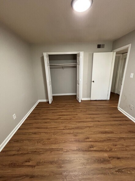 Building Photo - 1526 Charter East Cir