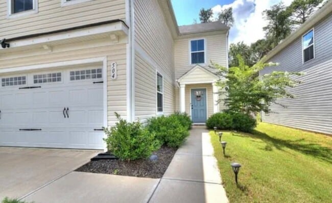 Building Photo - Spacious 4/2.5 Move In Ready Now