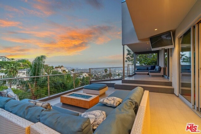 Building Photo - 8614 Hollywood Blvd