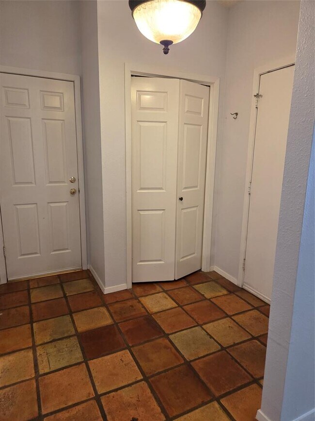 Building Photo - 8111 Baywood Dr