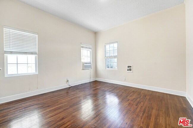 Building Photo - 1359 Cloverdale Ave