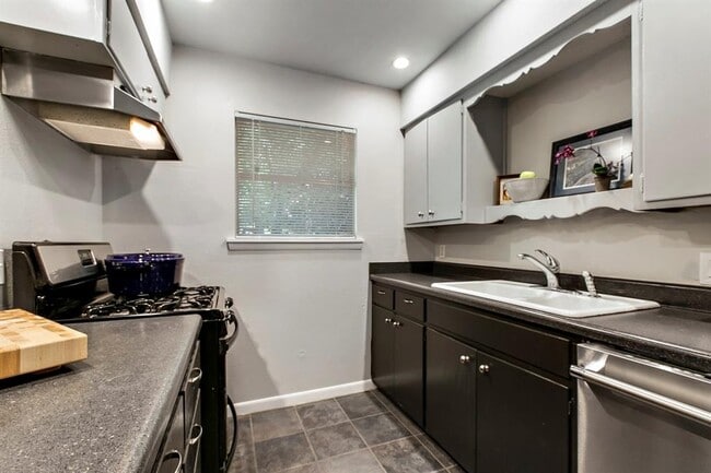 Building Photo - 5800 Glenhollow Path
