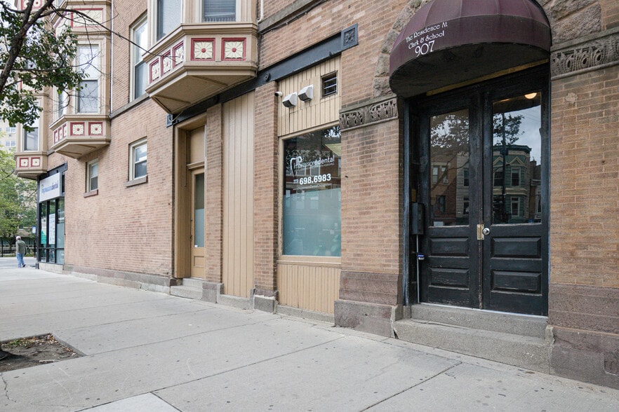 Building Photo - 3266 N Clark St