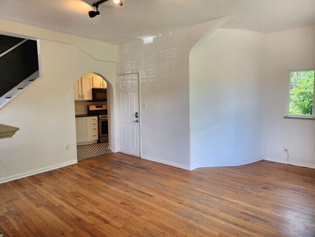 Building Photo - 1100 E 16th Ave