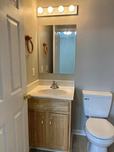 Building Photo - 577 Beaverview Dr