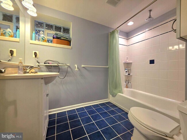 Building Photo - 10930 Howland Dr