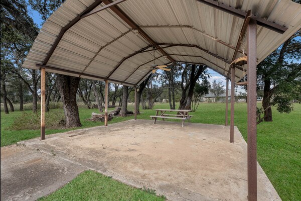 Building Photo - 200 Blue Bonnet Dr
