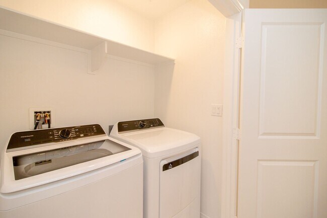 Building Photo - Brand New 3 Bed / 3 Bath Townhome In River...