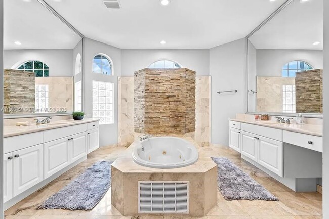 Building Photo - 8948 Pinebrook Ct