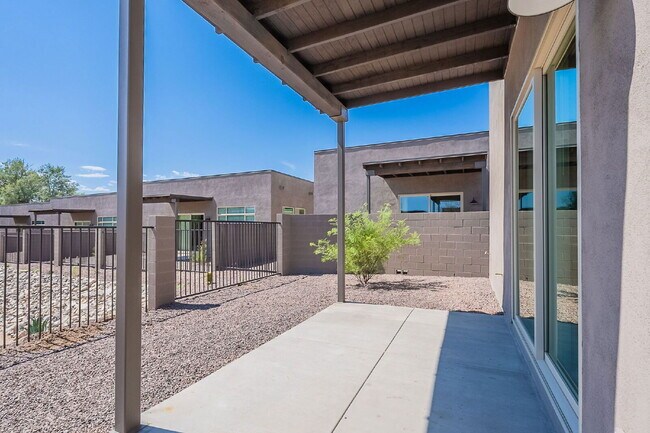 Building Photo - 6041 E Valley Way