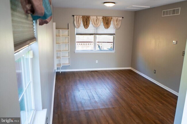Building Photo - 102 Thomas Ln