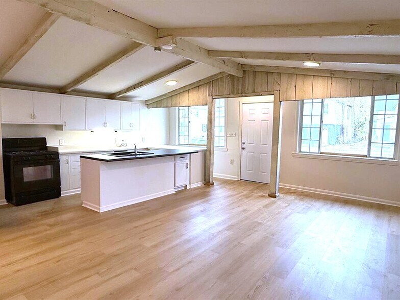 Building Photo - 551 E 12th St