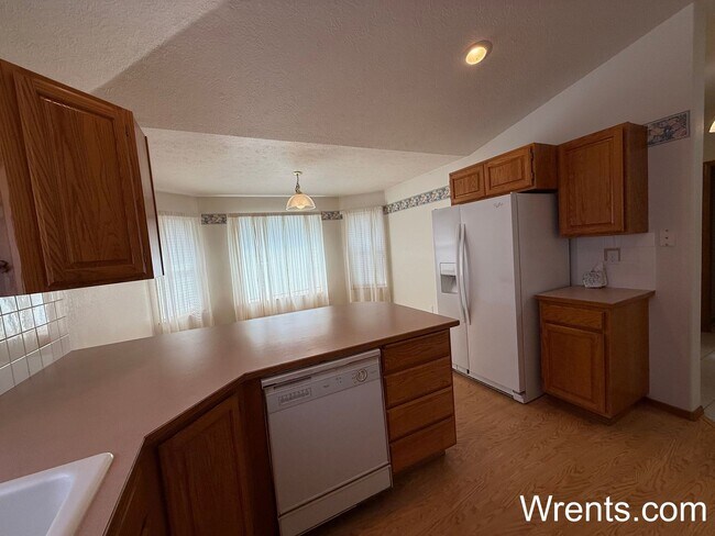 Building Photo - Available NOW!!!!! 3200 sqft home with Gol...