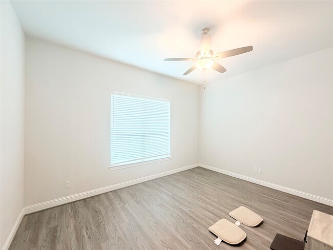 Building Photo - 6610 Lake Oasis Dr