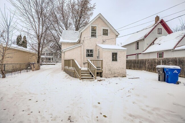 Building Photo - 84 Isabel St W