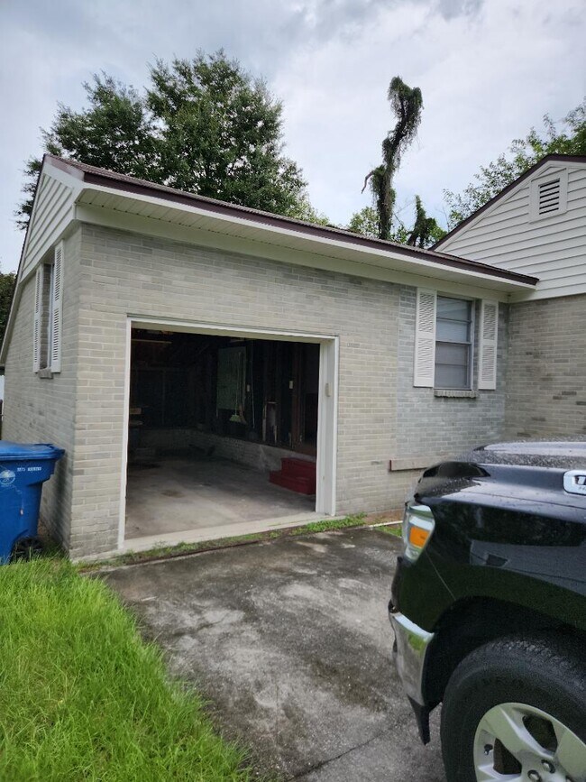 Building Photo - 7927 Reid Ave