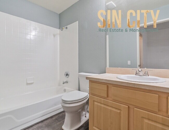 Building Photo - "Spacious 2-Bed, 2-Bath Condo Retreat on W...