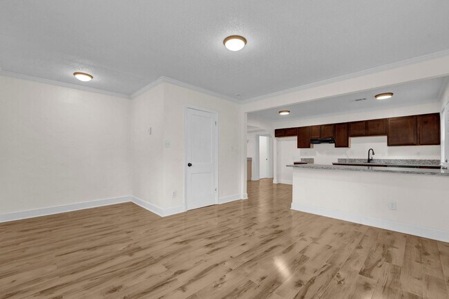 Building Photo - Recently Renovated Brick Home Located Minutes away from Memphis International Airport!