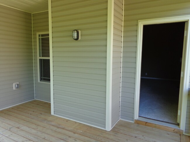 Building Photo - 634 Hidden Valley Dr