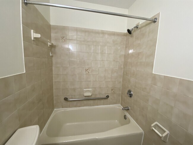 Building Photo - 385 Huse Rd