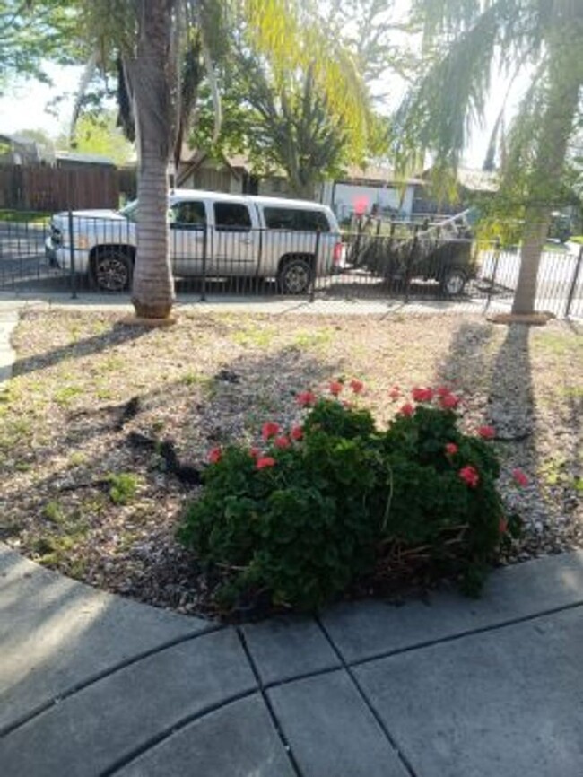Building Photo - 3 Bedroom Home - Move in Special $200.00 o...