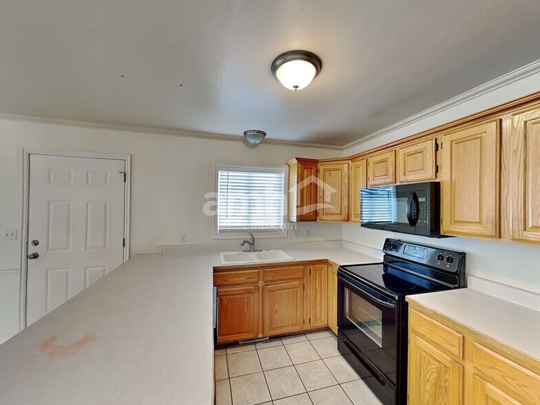 Building Photo - 523 E Center St