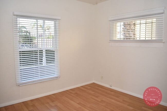 Building Photo - Charming 2-Bedroom Downtown Unit – Availab...