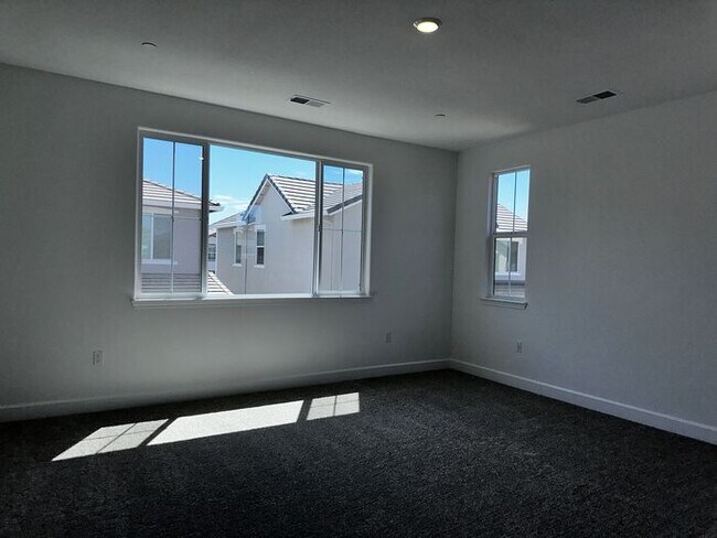 Building Photo - Beautiful 4 bedroom new home in Sierra wes...