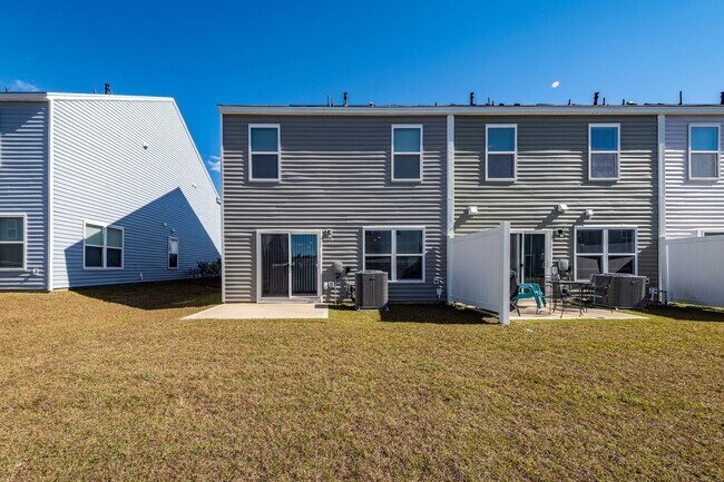 Building Photo - 3 Bedroom, 2.5 Bathroom Townhome in Caroli...