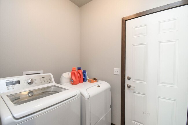 Building Photo - Stylish Townhome in Harrisburg School District – Open Floor Plan & Loft!