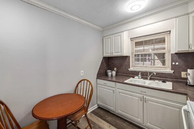 Building Photo - 640 Cornell St