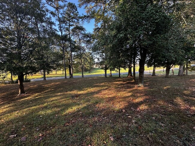 Building Photo - Spacious 3 bedroom/ 2.5 bath home near Exi...