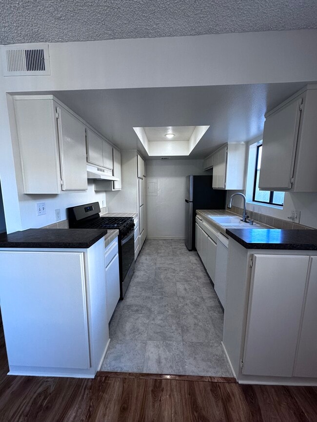 Building Photo - 121 S Swall Dr