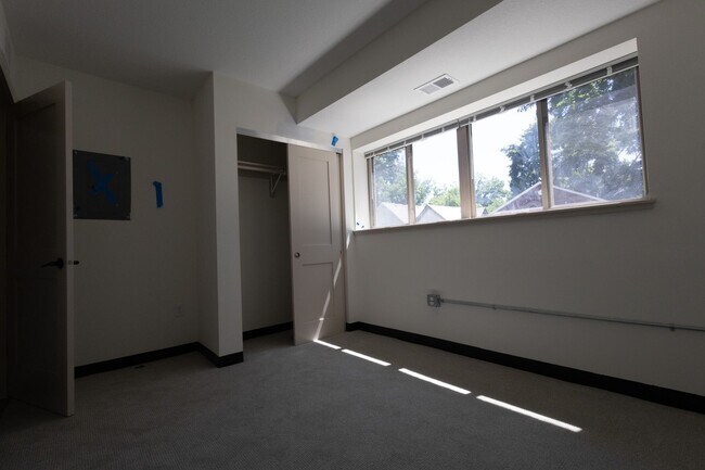 Building Photo - $1,450 / 2br - 560ft2 - RENOVATED 2BD, 1BA...