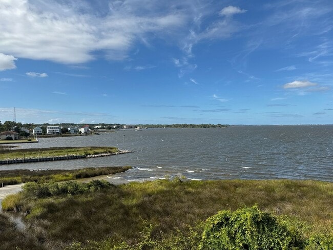Building Photo - Top Floor Condo with Stunning Sound Views