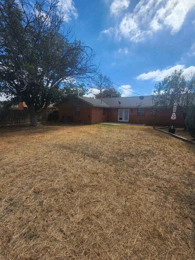 Building Photo - 3 bed 2 bath home, 2 car garage