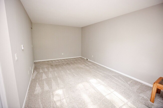 Building Photo - Beautiful Condo for Rent - Appliances included, washer and dryer hook ups, one and half bath, ver...