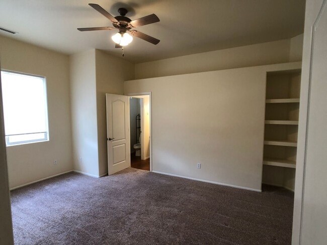 Building Photo - Well-Maintained 3-Bedroom Townhome with 2-Car Garage in Desirable Location!