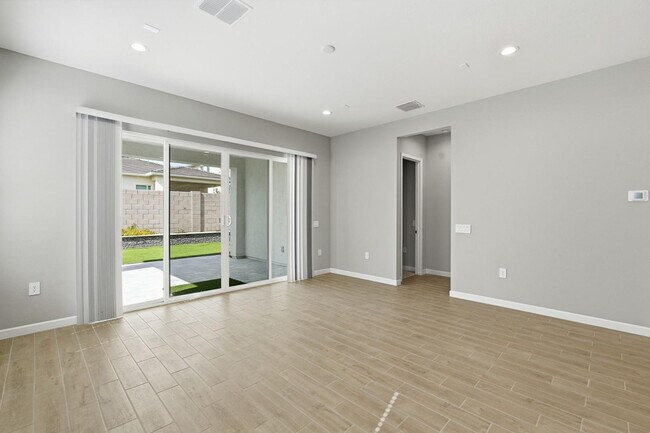 Building Photo - 5028 E Shady Glen Ave