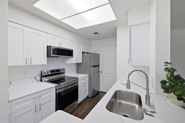 Building Photo - 6000 Shepherd Mountain Cove
