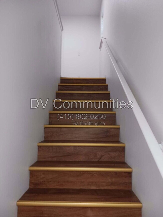 Building Photo - 2571 NW Cedar Ave