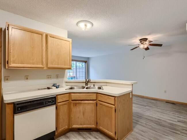 Building Photo - Blaine Townhome