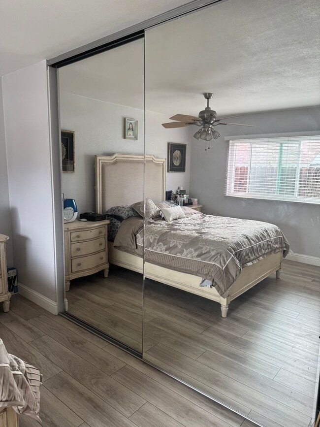 Building Photo - Spacious 3 Bedroom 2 Bath with a Den and Fireplace!