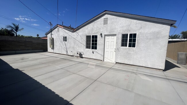 Building Photo - 733 S 45th St